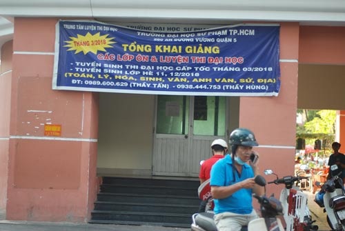 Hết thời luyện thi cấp tốc - 1 Trung tâm Luyện thi của Trường ĐH Sư phạm TP HCM vắng vẻ. (Ảnh: Tường Vy)