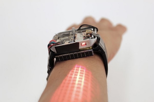 Chiếc smartwatch biến tay người thành màn hình cảm ứng cực độc đáo - 1 Đèn chiếu được tích hợp trên LumiWatch