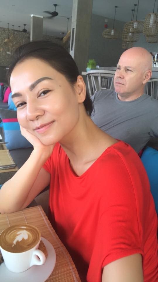 Tự Long đưa bà xã xinh đẹp vi vu, Thu Minh tự nhận “dốt toàn tập” - 4 Thu Minh thảnh thơi đi uống cafe cùng ông xã. Cô chia sẻ: Gấu Bố vừa nói: Em chỉ cần trẻ đẹp vui vẻ, thích làm gì thì làm và hạnh phúc bên 2 bố con anh còn mọi thứ đã có anh lo... Phụ nữ luôn là vậy vẫn dễ xúc động vì những câu nói ngọt ngào dù điều đó là thừa vì từ lúc lấy nhau đến giờ vẫn là vậy mà... Mẹ Gấu chỉ giỏi hát và dạy hát thui còn thì dốt toàn tập.