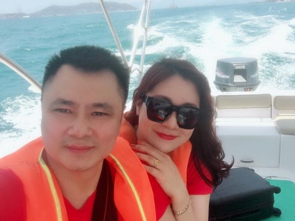 Tự Long đưa bà xã xinh đẹp vi vu, Thu Minh tự nhận “dốt toàn tập” - 1 Tự Long đưa vợ con đi tận hưởng kì nghỉ lễ ở Khánh Hòa.