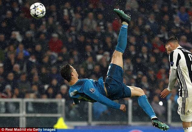 C.Ronaldo đã tập luyện để lập siêu phẩm “xe đạp chổng ngược” - 1 C.Ronaldo thực hiện siêu phẩm chổng ngược vào lưới Juventus