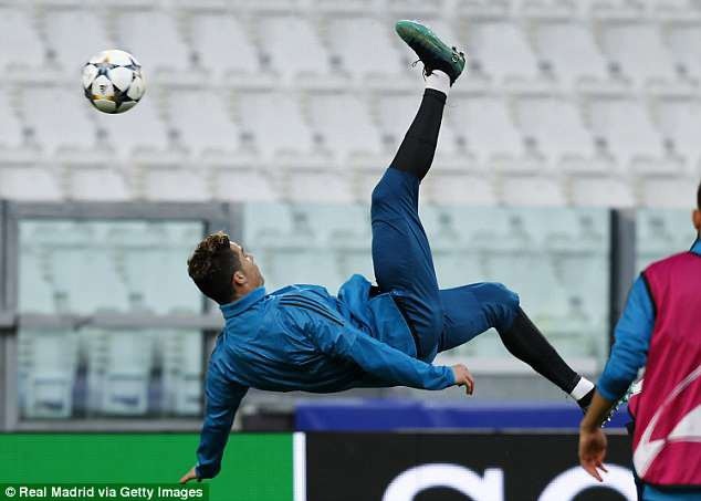 C.Ronaldo đã tập luyện để lập siêu phẩm “xe đạp chổng ngược” - 2 Bức ảnh chụp C.Ronaldo thực hiện xe đạp chổng ngược trong buổi tập cuối cùng trước trận Juventus
