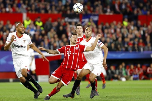 Sevilla 1-2 Bayern Munich: Chiến thắng may mắn - 8
Thiago (giữa) trong vòng vây của các cầu thủ Sevilla
