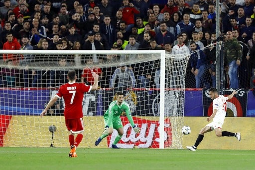 Sevilla 1-2 Bayern Munich: Chiến thắng may mắn - 7
Sarabia sút tung lưới của Bayern Munich mở tỉ số