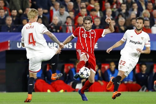 Sevilla 1-2 Bayern Munich: Chiến thắng may mắn - 5
Simon Kjaer (trái) tranh bóng với Javi Martinez (giữa)