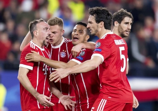 Sevilla 1-2 Bayern Munich: Chiến thắng may mắn - 6
Các cầu thủ Bayern Munich ăn mừng bàn gỡ hòa