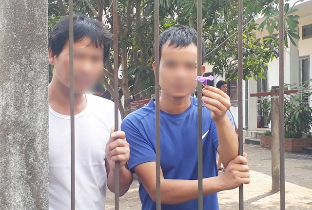 Bệnh nhân tâm thần "gặp khó" vì quy định chuyển tuyến - 2 Các bệnh nhân nặng đang điều trị tại Bệnh viện Tâm thần Nghệ An. Theo quy định mới, trừ những người đã có sổ theo dõi điều trị ngoại trú, bệnh nhân tâm thần phải có giấy chuyển tuyến từ cơ sở y tế cấp xã, cấp huyện khi vào điều trị tại BV Tâm thần tuyến tỉnh mới được thanh toán bảo hiểm, nếu không có giấy chuyển tuyến phải đồng chi trả 40% chi phí điều trị
