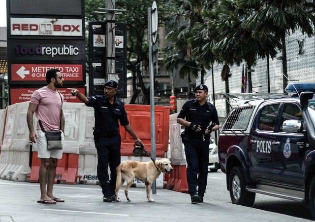 Công dân Việt tự gây thương tích tại Đại sứ quán Việt Nam ở Malaysia - 1
Cảnh sát Malaysia tuần tra tại Kuala Lumpur. (Ảnh: AFP/TTXVN)