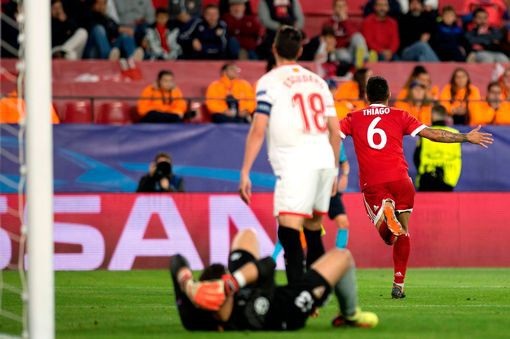 Sevilla 1-2 Bayern Munich: Chiến thắng may mắn - 3
Thiago (phải) ăn mừng sau khi ghi bàn vào lưới đội chủ nhà