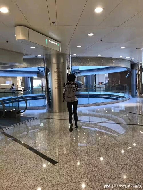 
Yêu Tạ Đình Phong, Vương Phi để lại hai đứa con gái cho chồng cũ, Lý Á Bằng. Cặp đôi sống cùng nhau tại một căn hộ cai cấp ở Bắc Kinh, Trung Quốc. Vương Phi thường xuyên tới phim trường thăm bạn trai còn Tạ Đình Phong không bao giờ quên dành những bất ngờ cho bạn gái như nấu ăn cho cô, mua tặng cô những món quà cô thích hay thể hiện những ca khúc bày tỏ tình cảm với Vương Phi.
