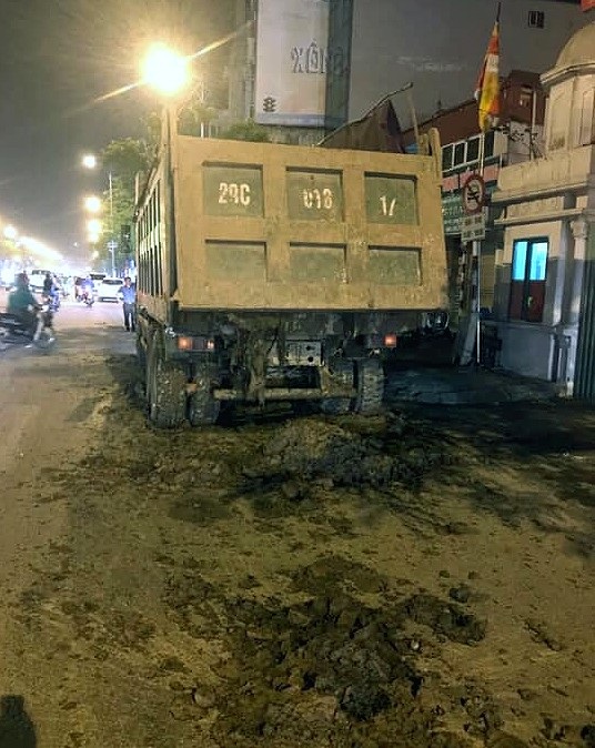 Hà Nội: “Bắt sống” xe tải rải bùn đất kín mặt đường - 1 Chiếc xe tải để rơi vãi bùn đất xuống đường bị CSGT chặn dừng, xử lý.
