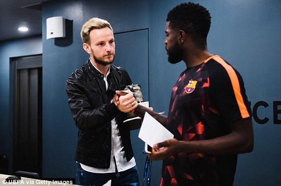 Barcelona 4-1 AS Roma: Hai tình huống phản lưới nhà - 27
Tiền vệ Rakitic và trung vệ Umtiti của Barcelona trước khi trận đấu diễn ra
