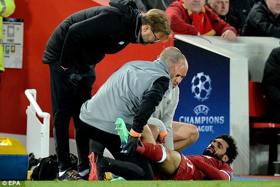 Liverpool mất ngôi sao số 1 sau chiến thắng trước Man City - 1 Mohamed Salah dính chấn thương trong trận đấu với Man City