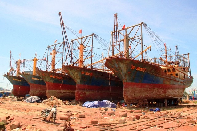 Vụ tàu vỏ thép hư hỏng: Ngư dân nuốt đắng nhận tiền hỗ trợ “bèo” của nhà máy - 1 Hình ảnh 5 tàu vỏ thép của Công ty TNHH Đại Nguyên Dương đóng cho ngư dân Bình Định phải nằm bờ sửa chữa trước đó.