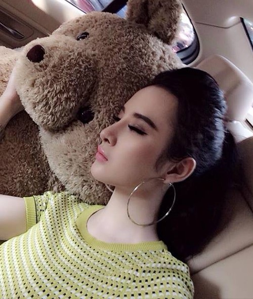 Khoảnh khắc xinh như mộng khi các mỹ nhân Việt hoá “Tây Thi ngủ gật” - 10 Gương mặt chụp nghiêng trong lúc ngủ với những đường nét thanh tú của Angela Phương Trinh.