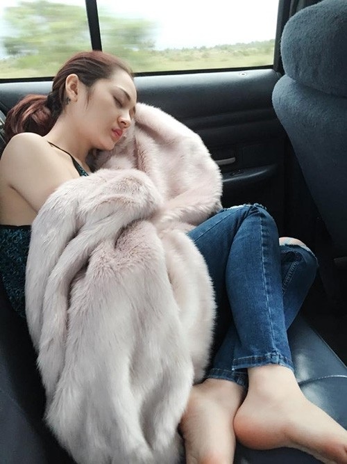 Khoảnh khắc xinh như mộng khi các mỹ nhân Việt hoá “Tây Thi ngủ gật” - 18 Nữ ca sĩ Sống xa anh chẳng dễ dàng Bảo Anh và khoảnh khắc sau hậu trường.