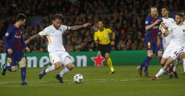 Barcelona 4-1 AS Roma: Hai tình huống phản lưới nhà - 3
Thủ quân De Rossi của AS Roma đã có trận đấu thực sự đáng quên