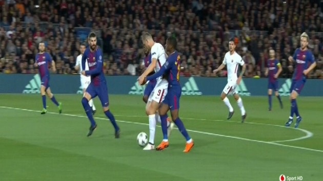 Barcelona 4-1 AS Roma: Hai tình huống phản lưới nhà - 16
Tình huống Dzeko ngã trong vòng cấm, nhưng trọng tài không thổi phạt đền cho Roma