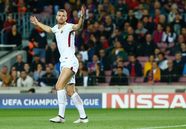 Barcelona 4-1 AS Roma: Hai tình huống phản lưới nhà - 15
Dzeko phản ứng trọng tài sau khi không được thổi phạt đền