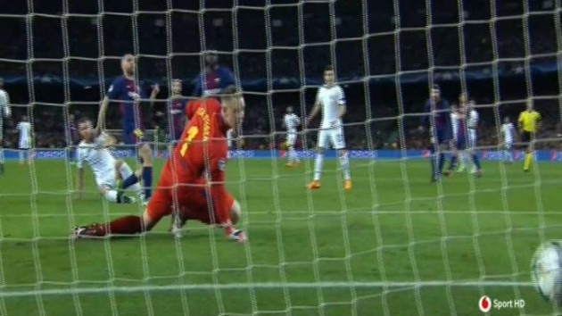 Barcelona 4-1 AS Roma: Hai tình huống phản lưới nhà - 2
Dzeko rút ngắn tỷ số xuống còn 1-3 cho AS Roma ở phút 80
