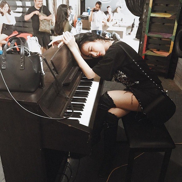 Khoảnh khắc xinh như mộng khi các mỹ nhân Việt hoá “Tây Thi ngủ gật” - 11 Khi mỹ nhân siêu vòng 3 ngủ gục bên phím đàn.