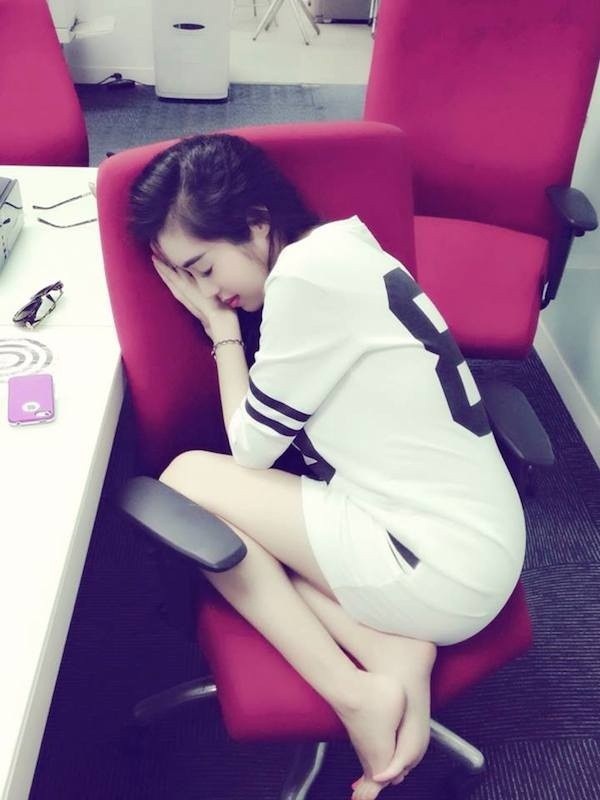 Khoảnh khắc xinh như mộng khi các mỹ nhân Việt hoá “Tây Thi ngủ gật” - 8 Thậm chí, nhiều cư dân mạng còn cho rằng bà mẹ 2 con ngủ gật có đầu tư, không quên tạo dáng sang chảnh.