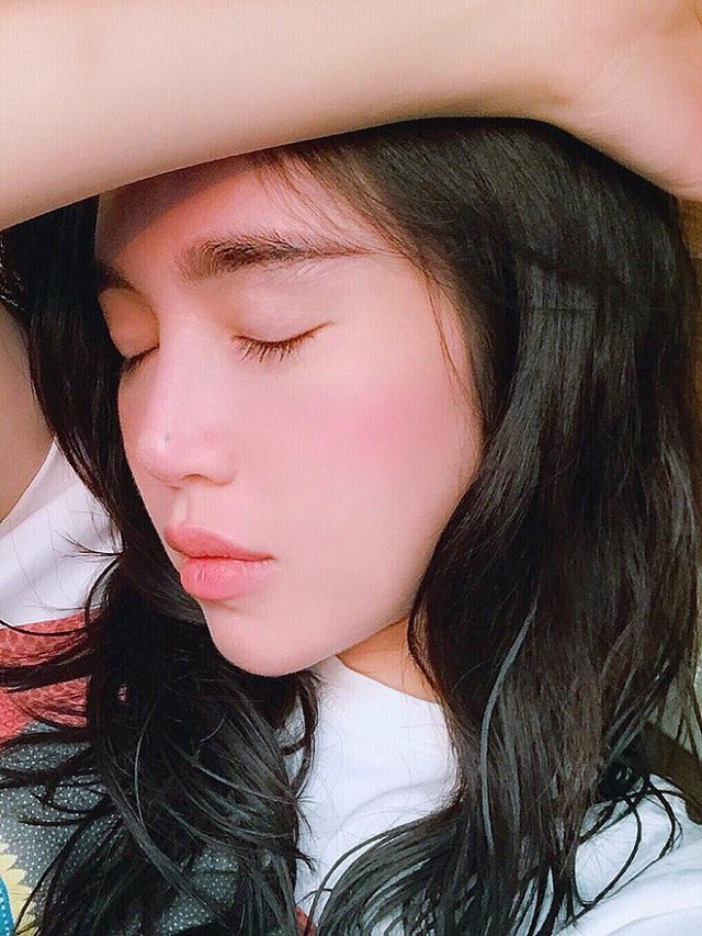 Khoảnh khắc xinh như mộng khi các mỹ nhân Việt hoá “Tây Thi ngủ gật” - 9 Cận cảnh nhan sắc như nữ sinh trung học của gái hai con khi chợp mắt.