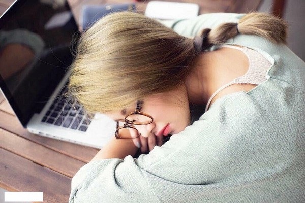 Khoảnh khắc xinh như mộng khi các mỹ nhân Việt hoá “Tây Thi ngủ gật” - 14 Hot girl mang trong người 3 dòng máu Úc, Thái và Việt Emmy Nguyễn từng được cư dân mạng biết đến với biệt danh Tây Thi ngủ gật. Sau đó cô từng vướng nghi án yêu chàng tuyển thủ đào hoa Mạc Hồng Quân. Tin đồn chỉ chấm dứt khi thông tin nàng hot girl đóng chung phim với chàng cầu thủ trong “Vệ sĩ, tiểu thư và thằng khờ” được công bố.