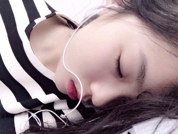 Khoảnh khắc xinh như mộng khi các mỹ nhân Việt hoá “Tây Thi ngủ gật” - 5 Lần khác, cô lại đốn tim người xem bởi bức ảnh chợp mắt trong tư thế còn đeo tai nghe với gương mặt xinh xắn chuẩn hot girl.