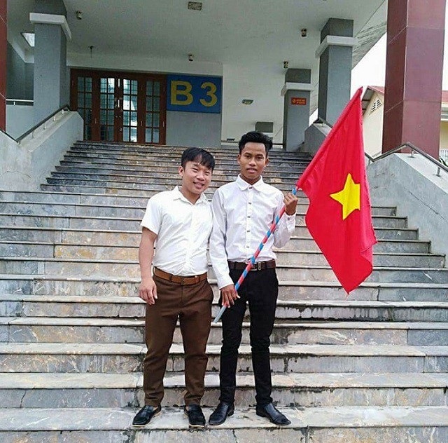 Gặp thầy giáo tương lai từng suýt bị chôn sống theo mẹ bởi hủ tục - 1 
Đinh Đường (bên phải) đang thực tập sư phạm tại Trường Tiểu học Hải Thành (thành phố Đồng Hới, Quảng Bình).