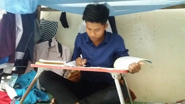 Gặp thầy giáo tương lai từng suýt bị chôn sống theo mẹ bởi hủ tục - 2 
Đinh Đường đang nỗ lực hết mình để học tập, nuôi dưỡng ước mơ xây dựng quê hương