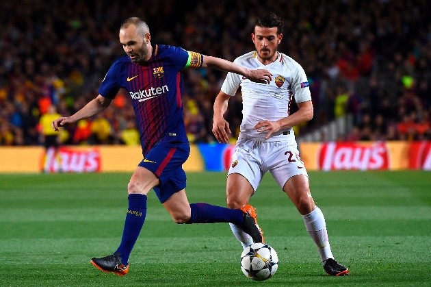Barcelona 4-1 AS Roma: Hai tình huống phản lưới nhà - 13
Thủ quân Iniesta hoạt động đầy năng nổ ở giữa sân