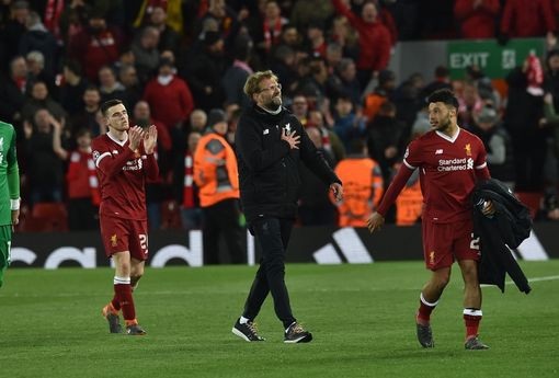 Nhìn lại chiến thắng hoành tráng của Liverpool trước Man City - 17
Thầy trò Klopp xuống sân cảm ơn khán giả tại Anfield