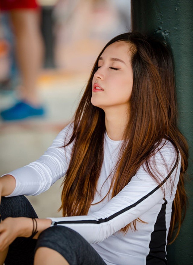 Khoảnh khắc xinh như mộng khi các mỹ nhân Việt hoá “Tây Thi ngủ gật” - 3 Tranh thủ chợp mắt trên đường chạy, Mai Phương Thúy được ví như Tây Thi ngủ gật.