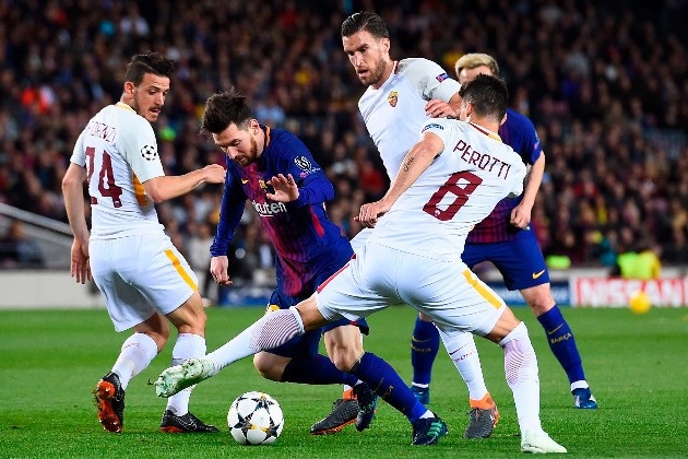Barcelona 4-1 AS Roma: Hai tình huống phản lưới nhà - 11
Messi ngã trong vòng cấm ở phút 37, nhưng trọng tài không thổi phạt đền