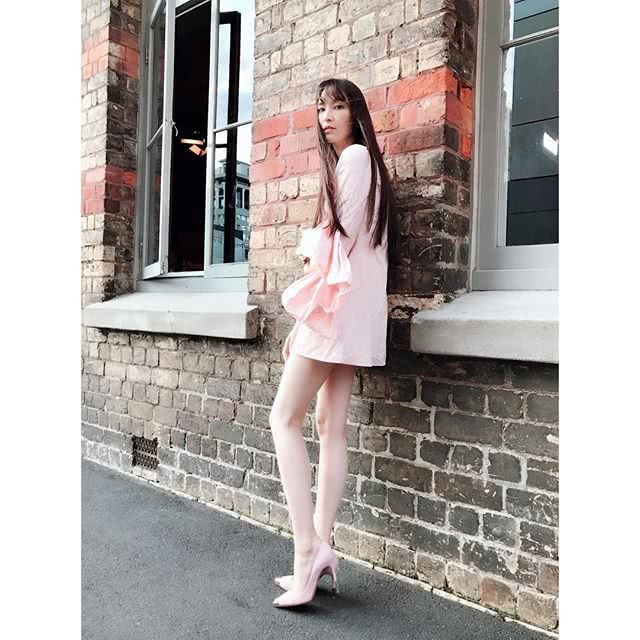 
Siêu mẫu 39 tuổi sở hữu thân hình thanh mảnh và dáng vóc hoàn hảo sau 3 lần sinh nở.
