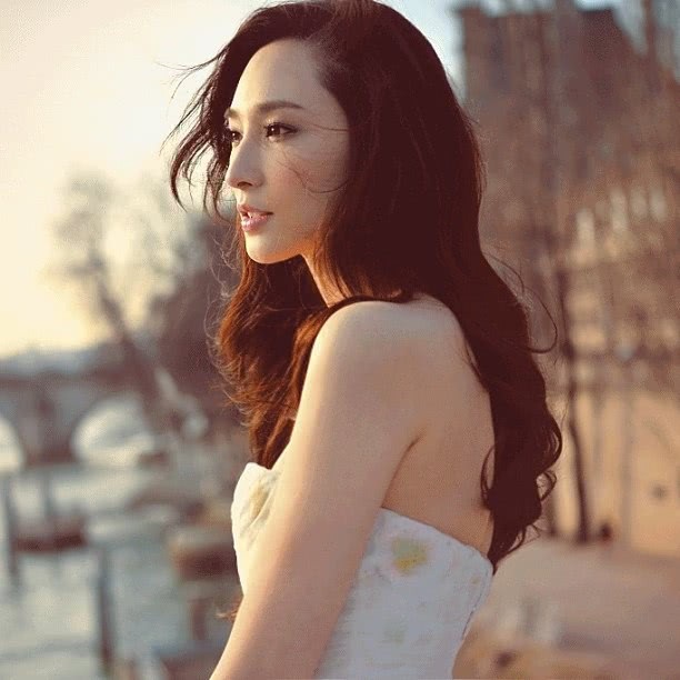 
Siêu mẫu 39 tuổi vẫn chưa được làm cô dâu dù đã sinh cho bạn trai đại gia 3 mặt con.
