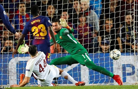 Barcelona 4-1 AS Roma: Hai tình huống phản lưới nhà - 7
Manolas đá phản lưới nhà ở phút 55, giúp Barcelona dẫn AS Roma 2-0