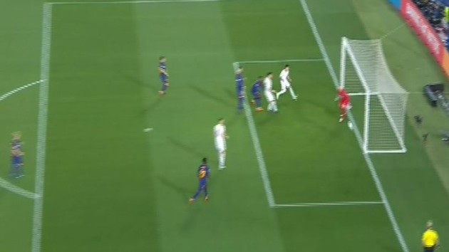 Barcelona 4-1 AS Roma: Hai tình huống phản lưới nhà - 6
Perrotti bỏ lỡ cơ hội ngon ăn để ghi bàn cho AS Roma
