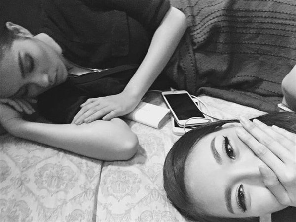 Khoảnh khắc xinh như mộng khi các mỹ nhân Việt hoá “Tây Thi ngủ gật” - 20 Lan Khuê nhí nhảnh ghi lại khoảnh khắc Phạm Hương chợp mắt khi hai cô nàng cùng tham gia một chương trình truyền hình thực tế.