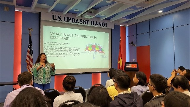 Cần quan tâm đến giáo dục đối với trẻ tự kỷ - 1
Bà Michelle Peters trong buổi thuyết trình tại Hà Nội về sự tương tác đối với trẻ em có chứng tự kỷ và gặp khó khăn về cảm xúc