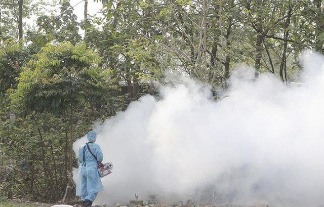 Lễ phát động phòng chống sốt xuất huyết và virus Zika tại Hà Nội - 3
Phun thuốc diệt muỗi và lăng quăng trên diện rộng.