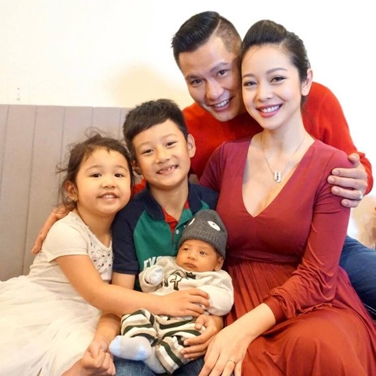 Bí ẩn nét thanh xuân của hoa hậu châu Á Jennifer Phạm - 2 Jennifer Phạm khoe ảnh chụp gia đình kỷ niệm ngày con trai út tròn 1 tháng tuổi