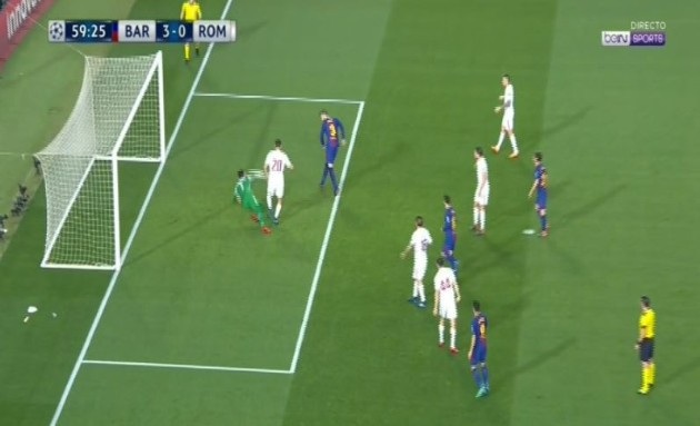 Barcelona 4-1 AS Roma: Hai tình huống phản lưới nhà - 5
Pique dễ dàng đá bồi nâng tỷ số lên 3-0 cho Barcelona