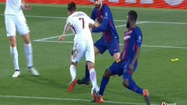 Barcelona 4-1 AS Roma: Hai tình huống phản lưới nhà - 8
Những phút cuối hiệp 1 diễn ra đầy hấp dẫn và căng thẳng