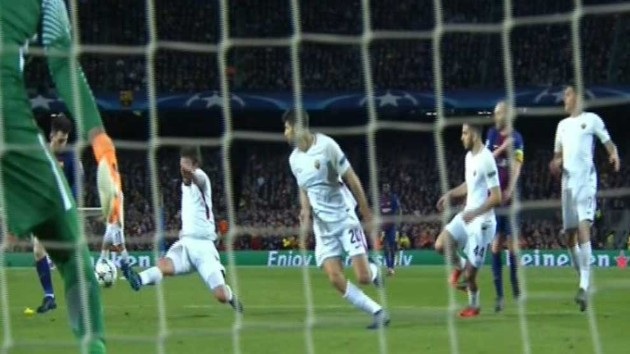 Barcelona 4-1 AS Roma: Hai tình huống phản lưới nhà - 10
De Rossi đá phản lưới nhà mở tỷ số 1-0 cho Barcelona