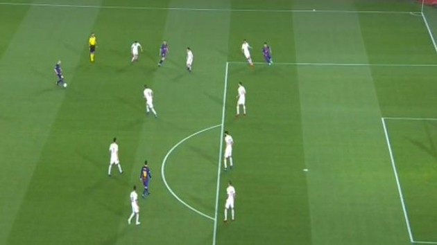 Barcelona 4-1 AS Roma: Hai tình huống phản lưới nhà - 17
Luis Suarez đã việt vị trước khi sút tung lưới AS Roma ở phút thứ 7
