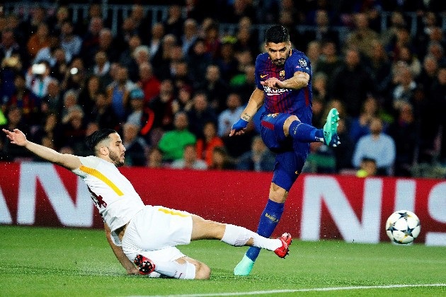 Barcelona 4-1 AS Roma: Hai tình huống phản lưới nhà - 12
Kolarov áp sát pha dứt điểm của Luis Suarez
