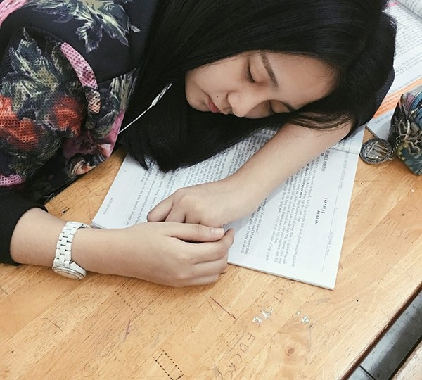 Khoảnh khắc xinh như mộng khi các mỹ nhân Việt hoá “Tây Thi ngủ gật” - 22 Tam Triều Dâng với nét đẹp tự nhiên khi bị bạn vô tình chụp lén khoảnh khắc ngủ quên trong giờ ra chơi.