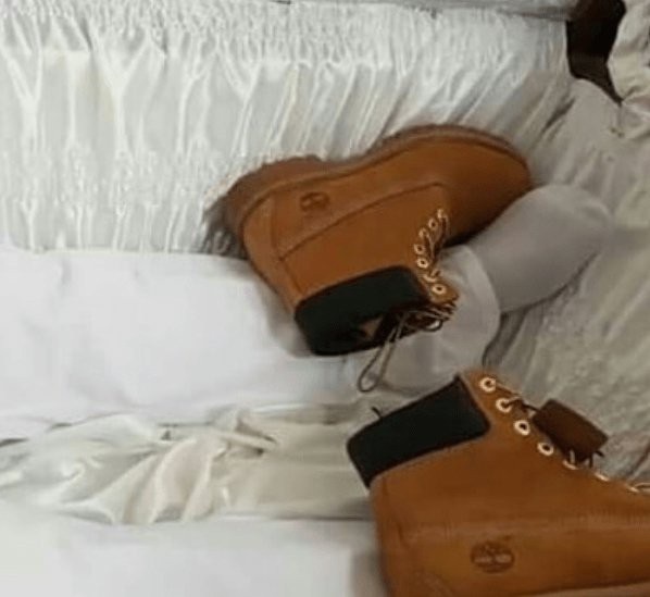 Triệu phú trẻ được an táng trong quan tài vàng, đeo trang sức 100.000 USD - 3 Đôi giày Timberland được hỏa táng theo cùng. (Nguồn: Jam Press)